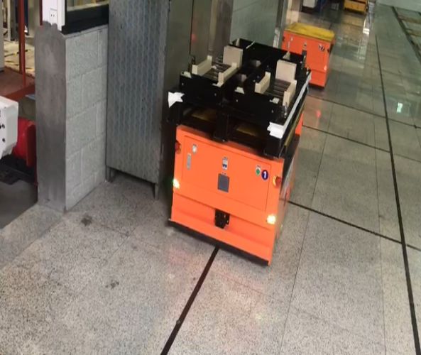 磁條導(dǎo)航舉升式AGV應(yīng)用